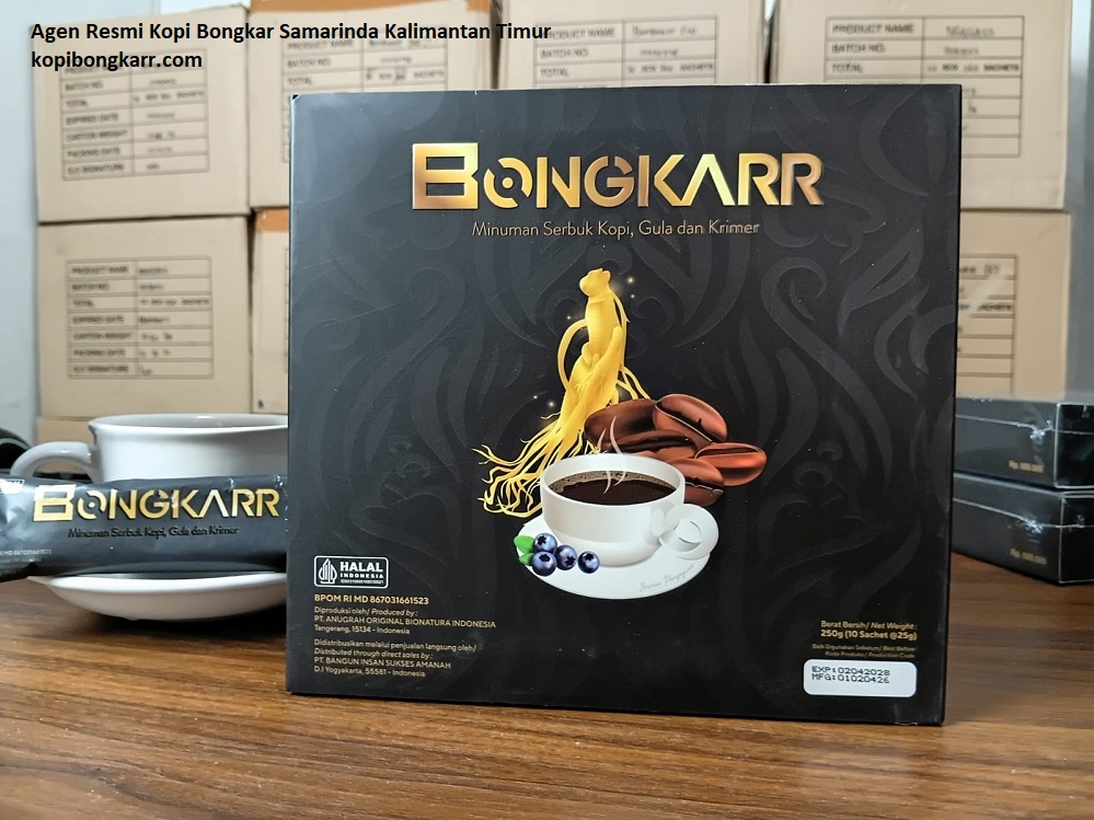 Satu box, saset, dan secangkir Kopi Bongkar seduh di atas meja kerja, berlatar belakang 16 karton tumpukan stok Kopi Bongkar yang siap kirim sebagai solusi vitalitas pria dewasa di Samarinda.