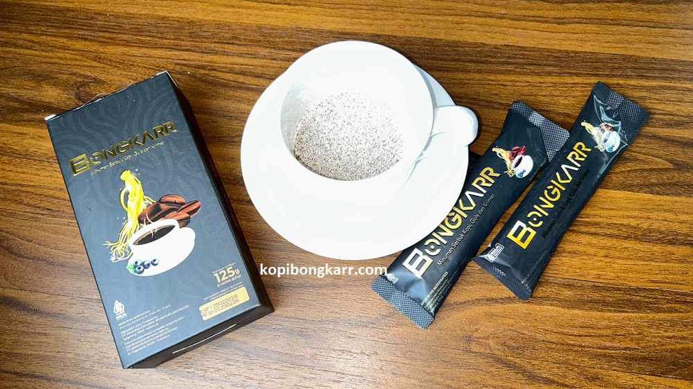 Panduan visual membedakan Kopi Bongkar Asli vs Palsu dengan melihat tampilan fisik box kemasan isi 5 saset, serta saset terbuka, dan tekstur serbuk kopi herbal original di dalamnya.