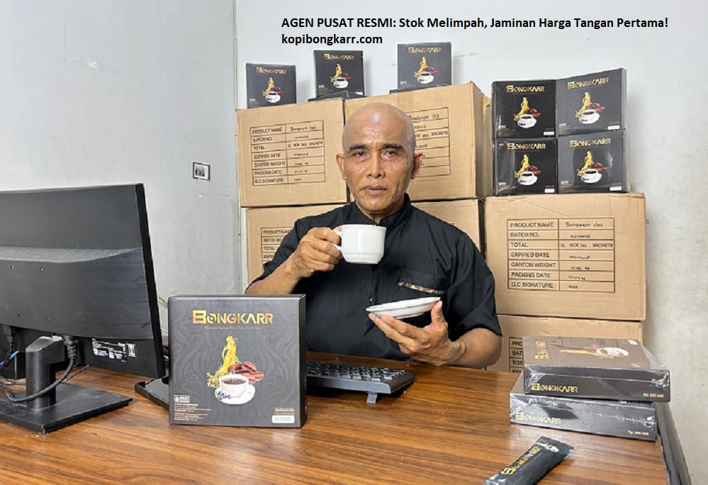 Foto bukti stok dari agen resmi pusat yang menjamin harga kopi bongkar asli terjangkau bagi konsumen, tampak aktivitas minum kopi herbal di ruang kerja dengan latar belakang puluhan karton siap kirim.