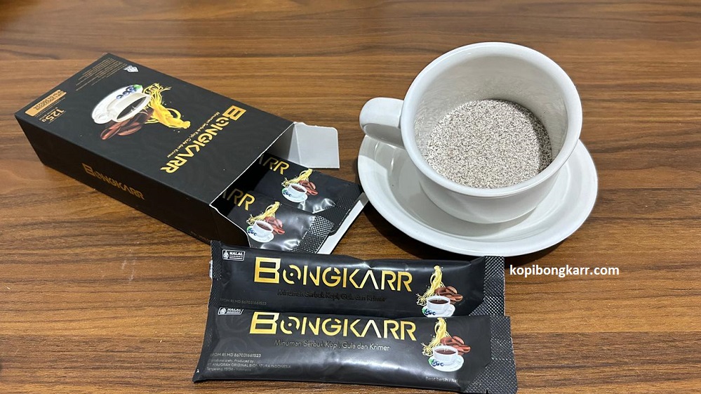 Foto asli agen Kopi Bongkarr Tangerang menampilkan kemasan box isi 5 saset beserta wujud tekstur serbuk kopi herbal murni di dalam cangkir yang siap diseduh.