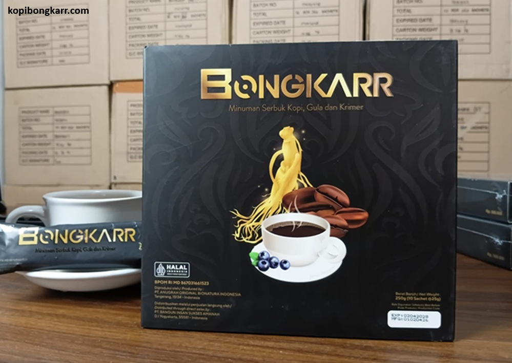 Kemasan box Kopi Bongkarr asli beserta satu saset dan secangkir kopi siap seduh, dengan latar belakang tumpukan stok karton di gudang agen resmi