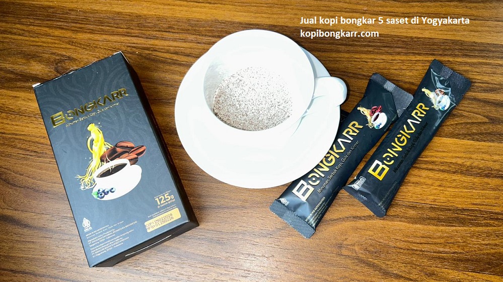 Tampilan fisik serbuk murni herbal dituang ke cangkir dari agen resmi yang jual kopi bongkar 5 saset kemasan ekonomis di Yogyakarta.