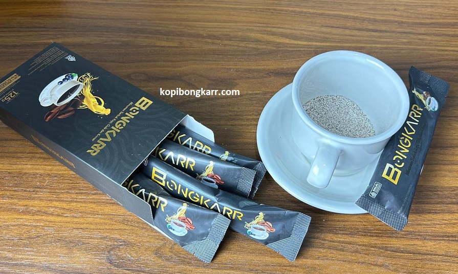Box, saset, dan serbuk di dalam cangkir sebagai persiapan untuk merasakan langsung reaksi setelah konsumsi kopi bongkar asli bagi stamina pria dewasa.