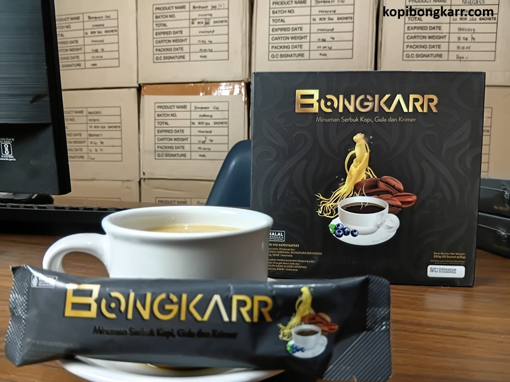 Satu box dan sachet Kopi Bongkar original bersanding dengan cangkir kopi hangat untuk bongkar rahasia stamina pria dewasa